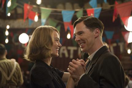Joan Clarke (Keira Knightley) und Alan Turing (Benedict Cumberbatch) verlobt - eine Beziehung, die nicht lange währt.
