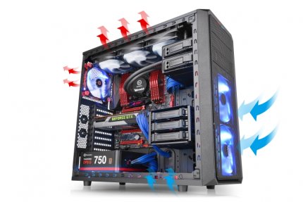 Dies ist bereits ein eher aufwändiger Luftstrom am Beispiel eines Thermaltake Versa H35-Gehäuses. Die oberen Lüfter sind in aller Regel nicht nötig, die Luft von unten wird allein durch den Druckunterschied angesaugt.