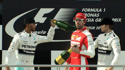 Champagnerdusche auf dem Siegertreppchen.