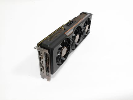 Die AMD Fury X, hier eine Sapphire, nutzt HBM-Speicher.