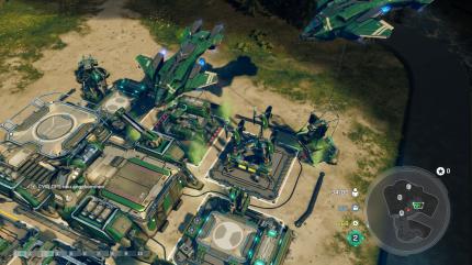 Cool: Transportschiffe fliegen unsere Gebäude ein und setzen die Rohbauten auf den Slots ab. (PC)