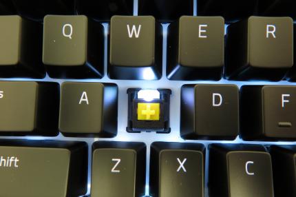Am Beispiel einer Razer Black Widow Chroma V2: in Gelb ist der der eigenliche Taster (Switch) zu sehen - die LED ist Bestandteil der Tasterkonstruktion.
