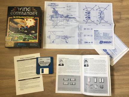 In der Box von Wing Commander (1990) befinden sich neben den Disketten Baupläne der Raumschiffe, die Spielanleitung sowie das 'Bordmagazin' der TCS Tiger's Claw. In Letzterem findet man neben Infos über Charaktere und Spielwelt zwischen den Zeilen auch wichtige Hinweise über Taktiken sowie Stärken und Schwächen von Gegnern und Raumschiffen.
