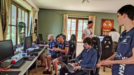 Das Wohnzimmer ist Dreh- und Angelpunkt des Bildschirmtrainings. Alle Teammitglieder sitzen hier zusammen.