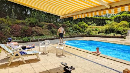 In der Sommerhitze kommen dem Team der zum Haus gehörende Pool und der riesige Garten gerade recht.