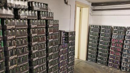 Der Epsilon-Hauptsponsor - ein Energy-Drink-Produzent - sorgt dafür, dass das Team zumindest das Klischee der dauer-koffeinierten Truppe voll erfüllt.
