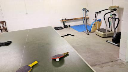 Nach stundenlangem Training am Bildschirm zieht es manche Teammitglieder anschließend noch zur körperlichen Betätigung in den Trainingsraum.