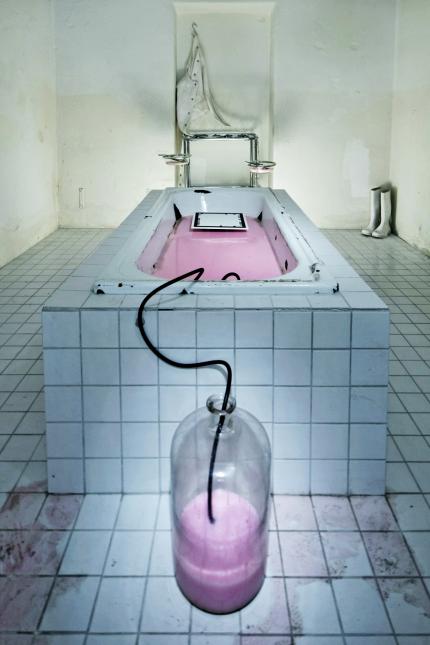 Eine verlassene Badewanne mit pinker Flüssigkeit und mittendrin der zu scannende Hinweis.
