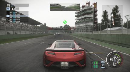 Auf der Zielgeraden von Imola: Hilfesymbole wie diese Kurvenanzeige sind natürlich nur optional und lassen sich in den Einstellungen - ebenso wie etwa eine dynamische Ideallinie - deaktivieren.