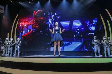Janina Gavankar präsentiert Battlefront 2 auf der EA-Play-Pressekonferenz.