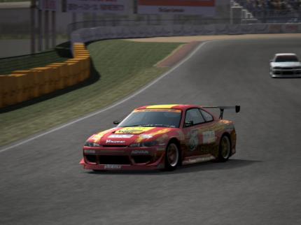 Gran Turismo 4 lässt lange auf sich warten. Polyphony Digital überarbeitet die komplette Grafik-Engine und integriert Funktionen wie den B-Spec-Modus, in dem ihr als Crew-Chef fungiert.