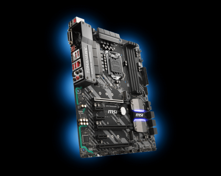 In der Bildmitte am linken Rand des Mainboards, einem&nbsp;MSI Z370 Tomahawk, erkennt man fünf Audiobuchsen.