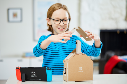 Mit dem Haus könnt ihr auf vielfältige Art und Weise interagieren, beispielsweise die Bewohner füttern oder Portale öffnen. Erinnert an bisschen an Tamagotchi.