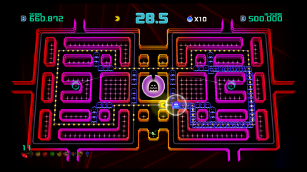 Ganz klassisch durchstreift ihr als Pac-Man Labyrinthe und futtert dabei viele gelbe Pillen. Dabei weckt ihr schlafende Geister auf, die sich zu Zügen sammeln.