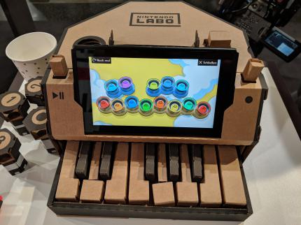 Das Klavier aus dem Multi-Set ist ziemlich beeindruckend, wenn es vor einem steht. Wie bei einem echten Klavier dürft ihr hiermit in die Tasten hauen.