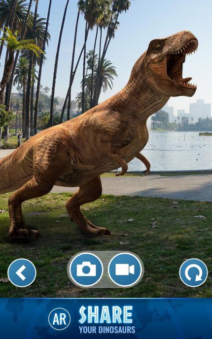 Jurassic Park: Alive soll noch im Sommer 2018 erscheinen und will im wahrsten Sinne des Wortes in die Fußstapfen von Pokémon GO treten. Dass die Saurier so gut aussehen wie auf diesem Screenshot, wagen wir allerdings zu bezweifeln. (Quelle: Universal)