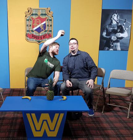 Auf der Fan-Convention Axxess gibt es jede Menge coole Foto-Gelegenheiten. Chris und 2K-PR-Mann Carlo machen es sich im Piper‘s Pit gemütlich.