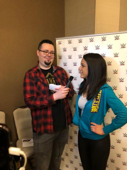 Bei der „Arbeit“: Chris führte zahlreiche Interviews mit WWE-Superstars wie Bayley, Finn Bálor oder Seth Rollins, die ihr nun auf unseren Webseiten anschauen könnt.