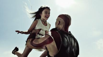 Diese Szene aus einem Werbeclip wurde erstmals im Rahmen des US-Superbowls ausgestrahlt und zeigt, wie glücklich sich Kratos gefühlt haben muss, bevor er von Ares hinters Licht geführt wurde.