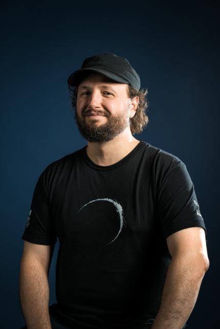 <strong>Daniel Bisson, Game Director.</strong><br>
Daniel arbeitete bereits bei Ubisoft Montreal am ersten Assassin's Creed mit. 2013 wechselte er zu Eidos Montreal, um schließlich zu Crystal Dynamics zu wechseln und Game Director von Tomb Raider zu werden. Nach Rise of the Tomb Raider kehrte er nach Montreal zurück, um erneut als Game Director für Shadow of the Tomb Raider tätig zu sein.