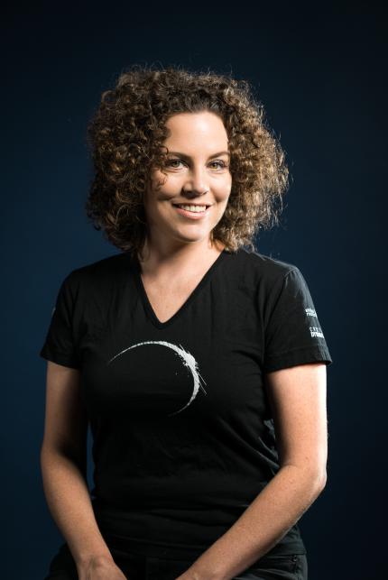 <strong>Jill Murray, Script Writer.</strong><br>
Die aus Montreal stammende Autorin wurde 2013 mit dem Writer's Guild of America Award für ihre Arbeit an Assassin's Creed: Liberation ausgezeichnet. Für Ubisoft wirkte sie außerdem an Black Flag und Freedom Cry mit.