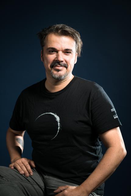 <strong>Vincent Monnier, Gameplay Director.</strong><br>
Vincent ist seit 22 Jahren in der Videospiel-Branche, seit er 1995 als Spieletester bei Ubisoft in Frankreich angefangen hat. Im weiteren Verlauf bekleidete er verschiedenste Positionen in den vielen Ubisoft-Studios weltweit und arbeitete dabei an Assassin's Creed, Splinter Cell, Prince of Persia und Rayman mit. 2014 wechselte er zu Eidos Montreal, wo er als Lead Level Designer die Welten von Rise of the Tomb Raider entwarf.