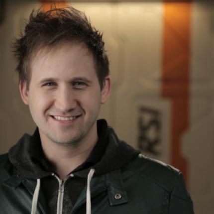 Eric Kieron Davis Studio Director in Los Angeles und zudem US-Production-Lead von Star Citizen und Squadron 42. Zuvor war er unter anderem bei Blizzard angestellt und hat auch mit Sleepwalker Studios eine Filmproduktionsfirma gegründet.