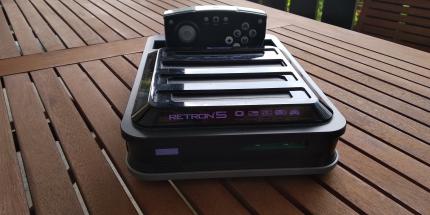 Das Retron 5 ist eines der populärsten Geräte. Das Android-System unterstützt viele Formate und erlaubt das Nutzen von Original-Pads.&nbsp;