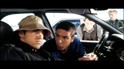 Szenenbild aus 'Taxi' (1998) - Daniel und Émilien besprechen sich kurz vor dem Autorennen.
