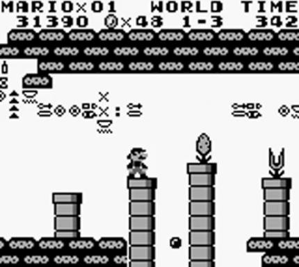 Im Inneren der Pyramide muss sich Mario nicht nur mit Pakkun-Blumen, sondern auch mit Steinfallen auseinandersetzen. Zum Glück kann er Superbälle schmeißen.
