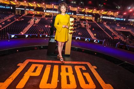 E-Sports-Moderatorin Frankie Ward führte souverän durch die Show. Privat kann sie sich vor allem für <em>Overwatch</em> und <em>Rocket League</em> begeistern – und natürlich <em>PUBG</em>.<br>
 