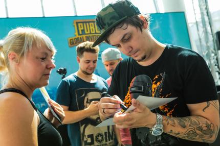 YouTube-Superstar LeFloid war ebenfalls vor Ort in Berlin und signierte fleißig Autogrammkarten.<br>
 