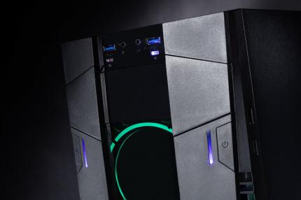 Captiva G19 18V1: oberer Frontbereich mit Schaltern und Audio- sowie USB-Ports