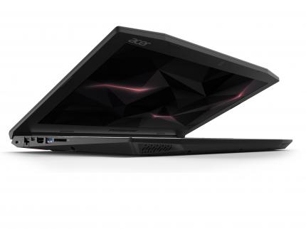Acer Predator Helios 300 halb zugeklappt