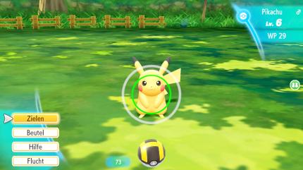 Das Fangsystem, das den Kampf mit wilden Pokémon ersetzt, entstammt dem Mobile-Ableger Pokémon Go. Mit ein bisschen Geschick, Bonbons und einem zweiten Mitspieler ist das Pikachu sofort im Sack – äh, Ball.
