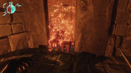 Holz kann Feuer fangen. Um die Tür zu knacken, stellen wir einen brennenden Stuhl daneben, die Physikengine erledigt den Rest.&nbsp;