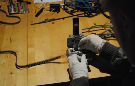 Bei der Entwicklung von analogem Filmmaterial gibt es Methoden von Hand oder solche, die von modernen Maschinen gestützt werden.
