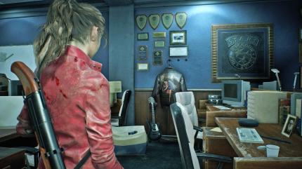 Claire Redfield im Polizeirevier von Raccoon City im Resident Evil 2 Remake.