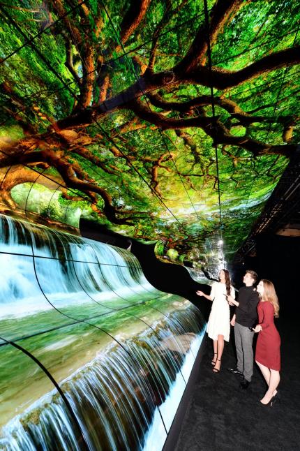 Wasserfall aus flexiblen Displays