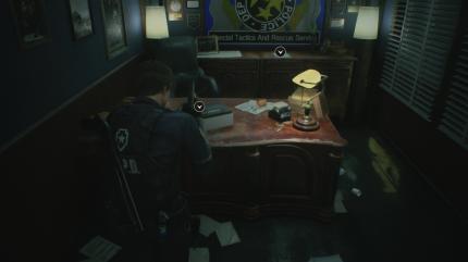 Im STARS Büro von Albert Wesker findet ihr hinten die Kombination für den Safe im Büro des ersten Stocks.