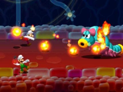 Zusammen seid ihr stärker: Arbeiten Mario und Luigi dank Brüder-Attacken zusammen und stimmt euer Timing, könnt ihr Gegnern besonders viel Schaden zufügen.