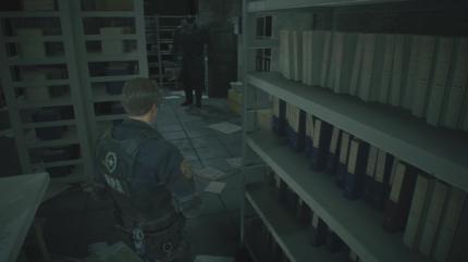 Im Aktenraum lockt Leon Mr. X um die Regale herum.
