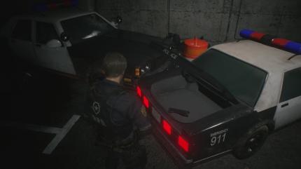 Mit dem defekten Autoschlüssel aus dem Schießstand öffnet ihr einen Kofferraum in der Tiefgarage.
