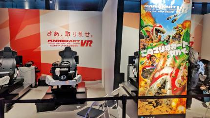 Wir kamen recht früh bei der Arcade Zone an, weswegen die Wartezeit auf Mario Kart VR gering war. Später musste man anderthalb Stunden und länger anstehen.