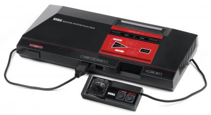 Die erste Variante des Sega Master System bietet sowohl einen Schacht für Steckmodule (oben), als auch einen für „My Card“-Speicherkarten (vorne). Im Gegensatz zum Master System verfügt es zudem über einen Reset-Schalter und einen Erweiterungsschacht auf der Rückseite.