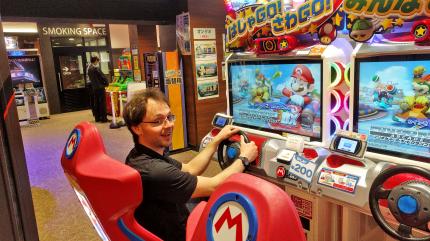 Nachdem meine Freundin mich in Mario Kart VR fertig gemacht hatte (Buuuuh!), gab es am Mario Kart Arcade GP DX-Automaten die Revanche – aber nur knapp!