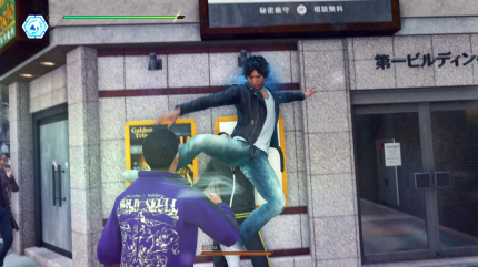 Wie schon in der Yakuza-Reihe fordern euch in Kamurocho jede Menge Gangster regelmäßig zum Kampf auf und kriegen dann ihre Ärsche versohlt.