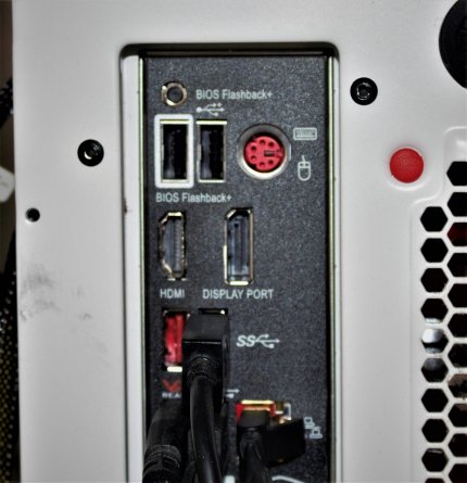 Weiß umrandet der für das Flashback vorgsehene USB-Port, direkt darüber der kleine BIOS Flashback-Button - hier bei einem MSI B450M Mortar Titanium