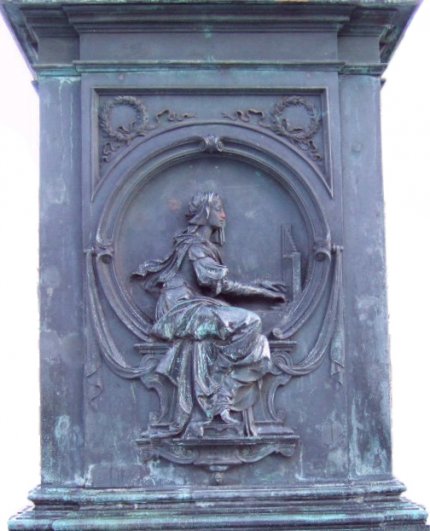 Am quadratischen Sockel des Beethoven-Denkmals befindet sich auf jeder Seite eine Muse, die eine Eigenschaft seiner Musik darstellt.<br>
 