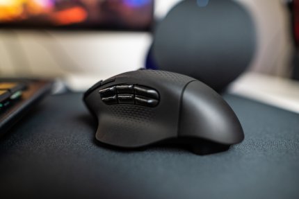 Die kabellose Logitech G603 Lightspeed hat links sechs Buttons zu bieten.